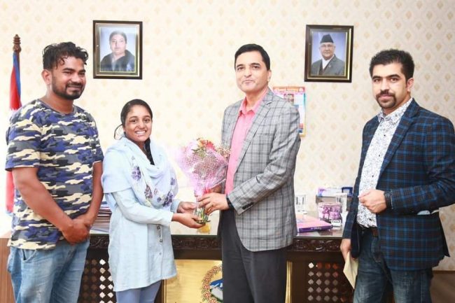 मन्त्री भट्टराईद्वारा  तेजाब पीडित मुस्कान खातुनलाई ५० हजार सहयोग