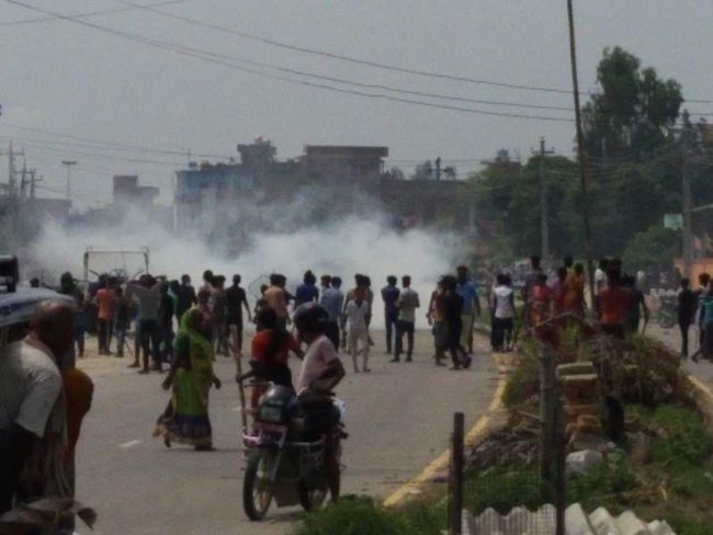 फेसबुकमा फोटो राखेपछि जनकपुरमा तनाव, प्रहरीले अश्रु ग्यास हान्यो