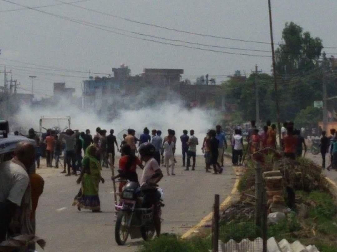 फेसबुकमा फोटो राखेपछि जनकपुरमा तनाव, प्रहरीले अश्रु ग्यास हान्यो