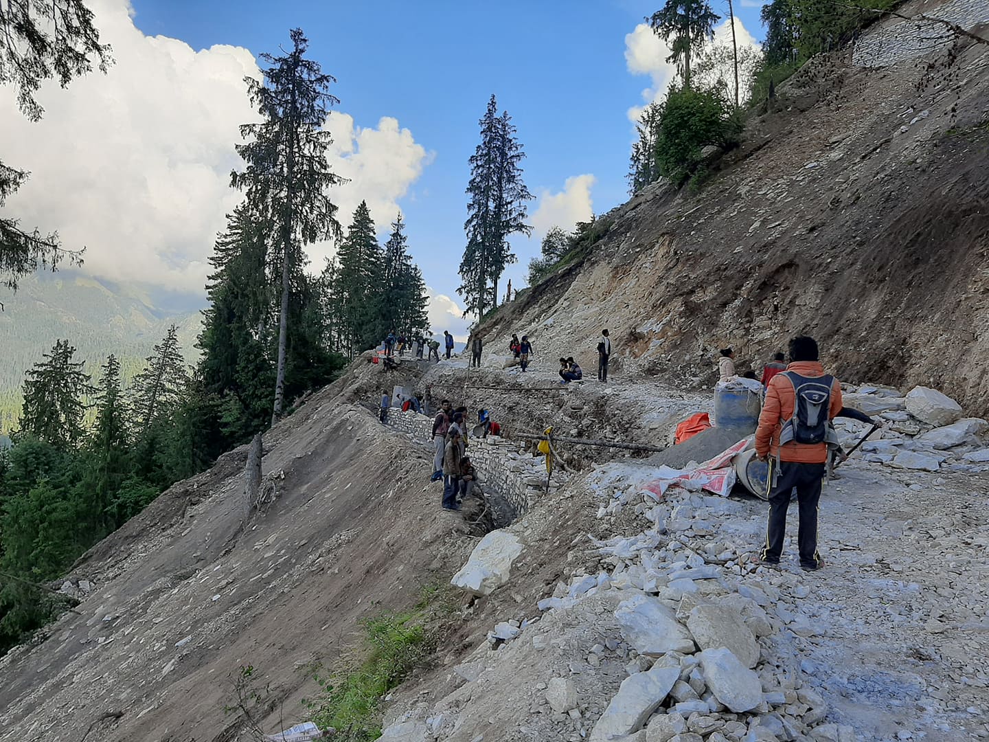 कोरोना कहरबीच नाग्म–गमगढी सडक स्तरोन्नतीको काम धमाधम गराउँदै सडक डिभिजन