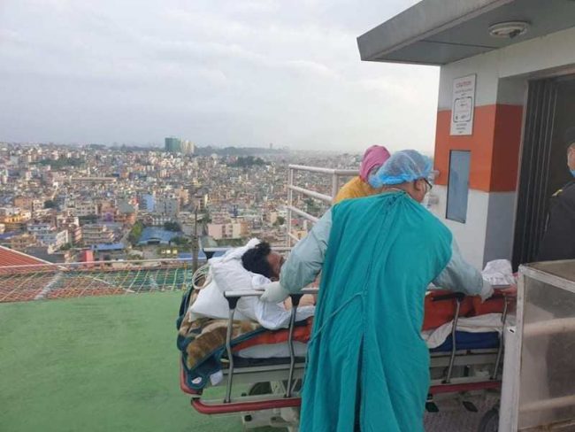 मोटरसाइकल दुर्घटनामा घाइते भएका क्रिकेटर भण्डारीलाई हेलिकोप्टरमार्फत काठमाडौं ल्याइयो