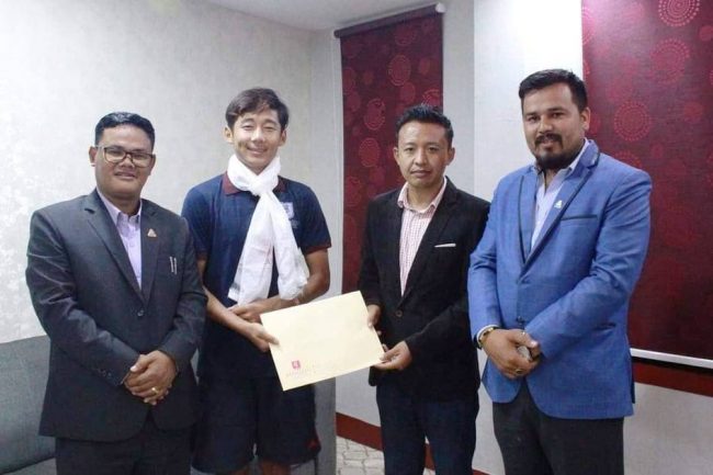 यु–१६ राष्ट्रिय पुरुष फुटबल टोलीका कप्तान लिम्बूलाई छात्रवृत्ति