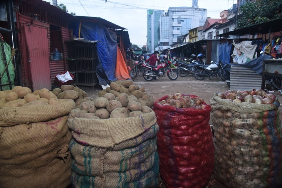 अनुगमन टाेली पुगेपछि तरकारी व्यापारीकाे भागाभाग, केहीले ६० रुपैयाँ किलो प्याज बेचे
