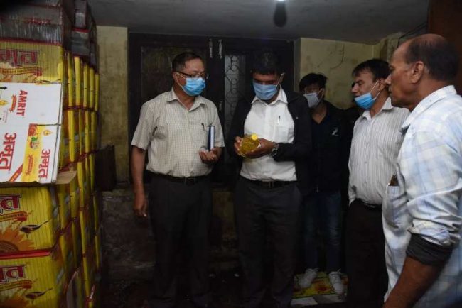 अमृत ब्राण्डको म्याद नाघेको तेल विक्री गरिँदै