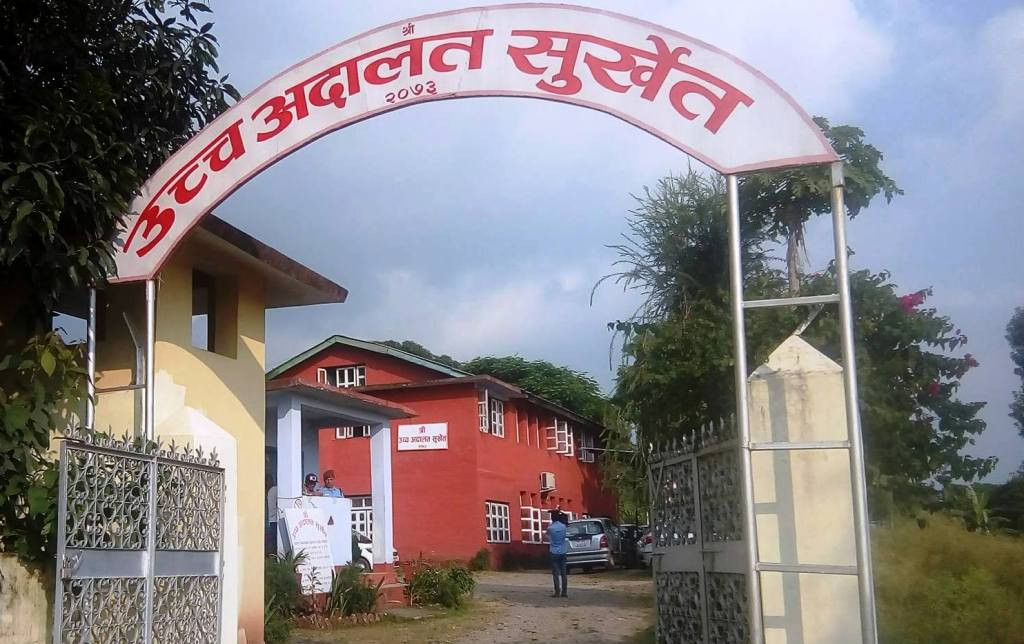 निजी विद्यालयमा छोराछोरी पढाएका शिक्षकलाई कारबाही नगर्न अन्तरिम आदेश