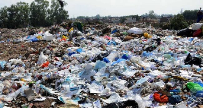 सडक छेउ र नदी किनारमा फालिएको फोहोरले प्रदूषण