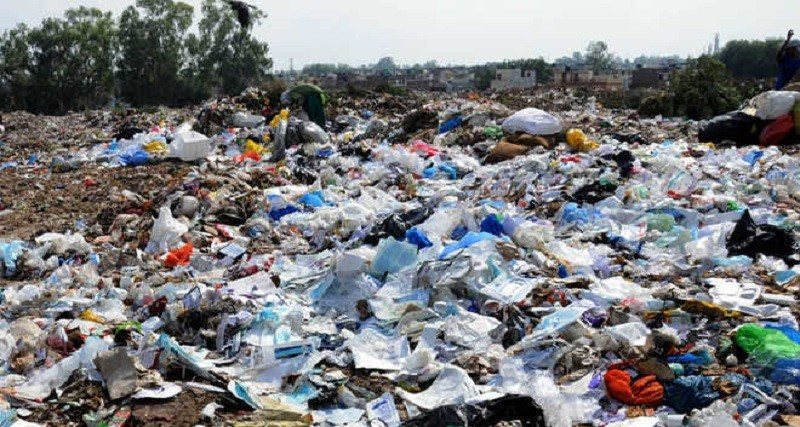 सडक छेउ र नदी किनारमा फालिएको फोहोरले प्रदूषण