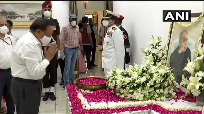 भारतका पूर्व राष्ट्रपति मुखर्जीको निधनमा भारतभर शोक, राष्ट्रिय झण्डा आधा झुकाइयो