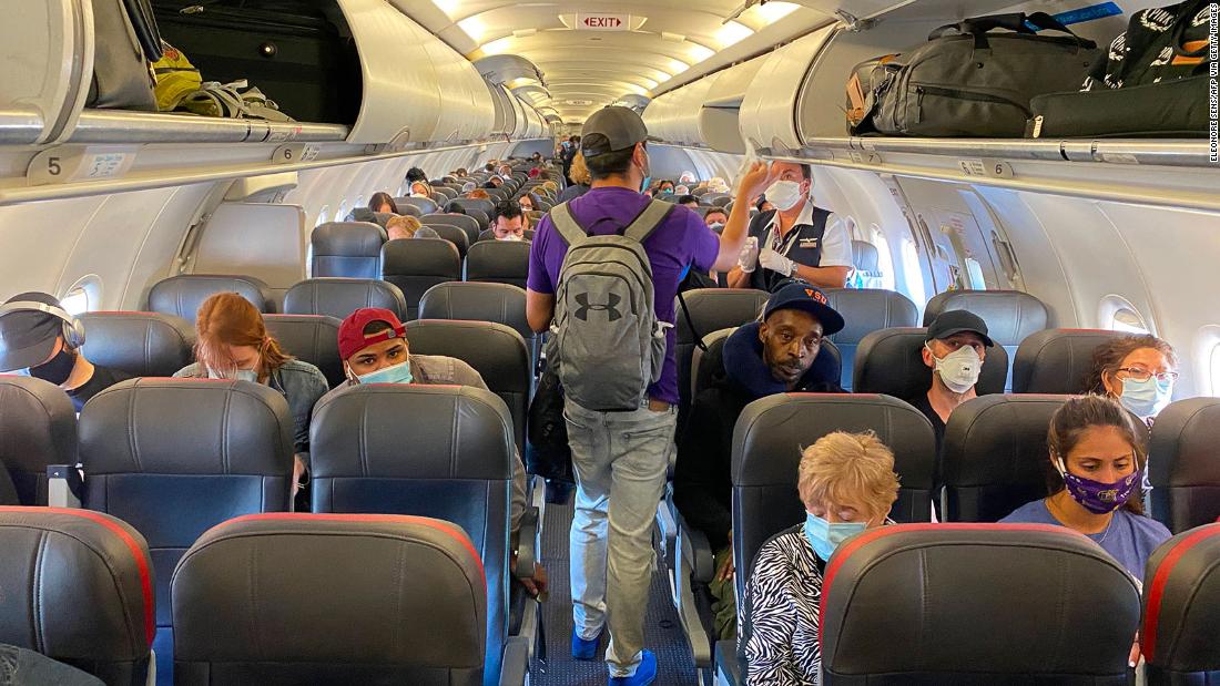 हवाइ उडानमा अत्यन्तै छिटो फैलिन्छ कोरोनाभाइरस, १ महिलाबाट १५ जना संक्रमित