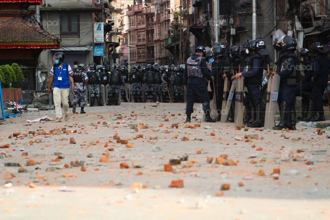 ललितपुरको झडप नियन्त्रण गर्न खटिएका १८ जना प्रहरी कोरोना संक्रमित