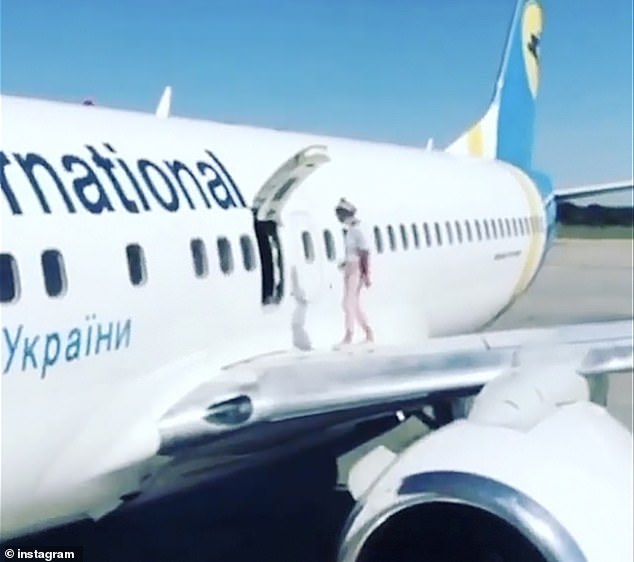 गर्मी भएकोले हावा खान भन्दै महिला यात्रु हवाइजहाजको पंखामा गएपछि…