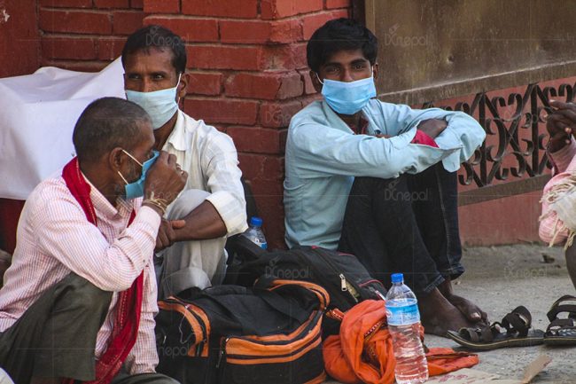 घरबेटीले छिर्न नदिएपछि पीसीआर गराउन अस्पतालको गेटमै बास (फोटो फिचर)