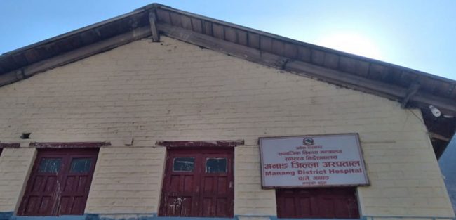 करारका एक चिकित्सकका भरमा मनाङ अस्पताल
