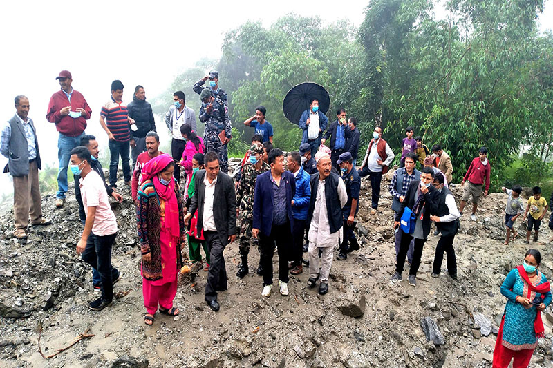 मन्त्री गुरुङद्धारा लापिलाङ पहिरोको स्थलगत अवलोकन
