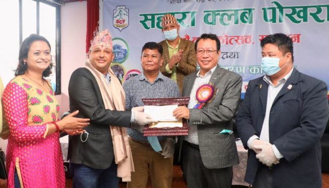 सहारा खेलकूद पत्रकारिता पुरस्कारबाट पौडेल पुरस्कृत