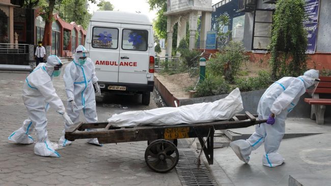 कोरोना संक्रमित गरिबको बेहालः बेड नपाउँदा घरमै मरे, ठेलामा राखेर जलाउन लगियो