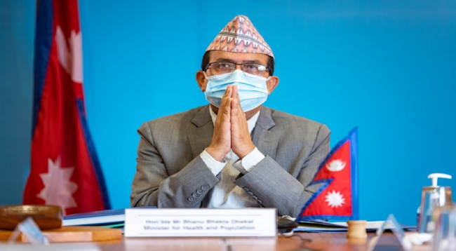 मन्त्री ढकालद्वारा प्युठानमा स्वास्थ्य सामग्री प्रदान