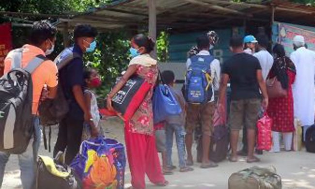 भारत छिर्दै नेपाली– रोगको डरले आए, बेरोजगारीको चिन्ताले फर्कँदैछन्