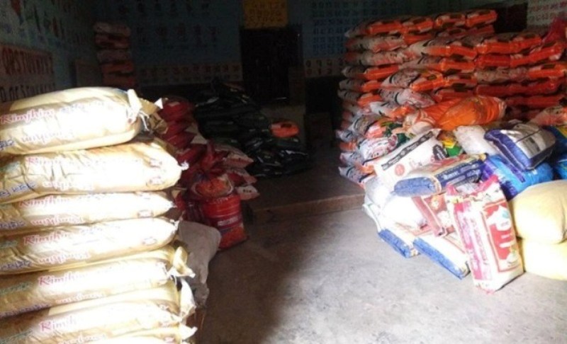 हात मुख जोड्ने चिन्ताले सताइरहेका बेला जब घरमा चामलको बोरा पुग्यो