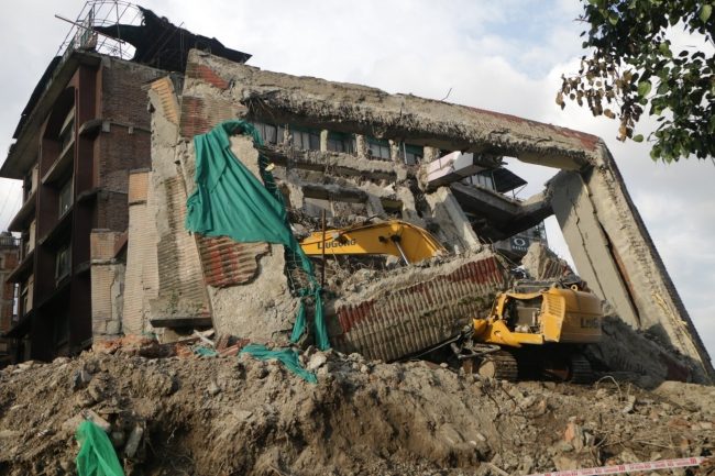 धरहरा छेउमा पर्खाल भत्किँदा चालक घाइते