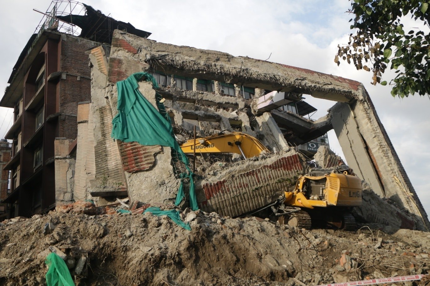 धरहरा छेउमा पर्खाल भत्किँदा चालक घाइते