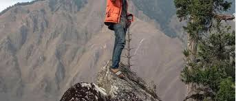 मोबाइलको टावर टिप्न रुख चढ्नुपर्ने बाध्यता