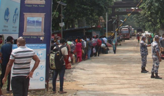 बालबच्चा बोकेर धमाधम मुग्लान पस्दै नेपालीहरु