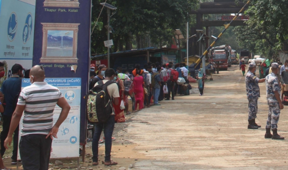 बालबच्चा बोकेर धमाधम मुग्लान पस्दै नेपालीहरु