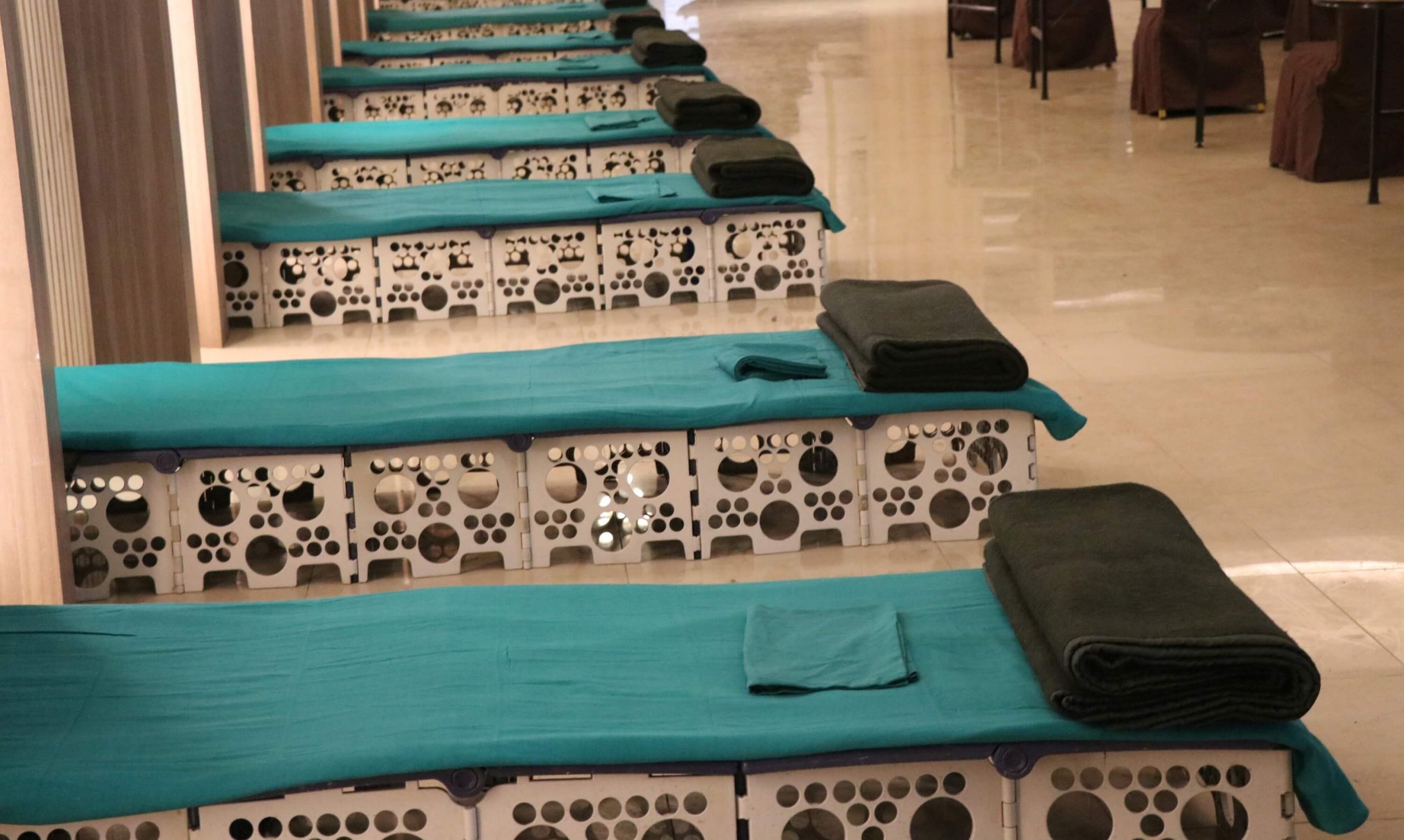 दुई होल्डिङ सेल्टर बन्द