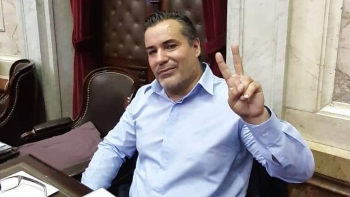 संसद बैठक चलिरहेका बेला सांसदले प्रेमिकाको गोप्य अंगमा चुम्बन गरेपछि…