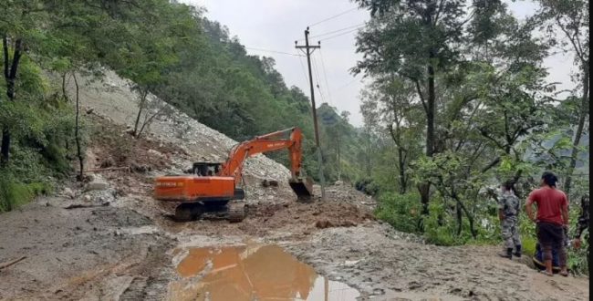 सहस्रधारामा निरन्तर पहिरो, दैनिक घण्टौँ रोकिन्छन् सवारी साधन