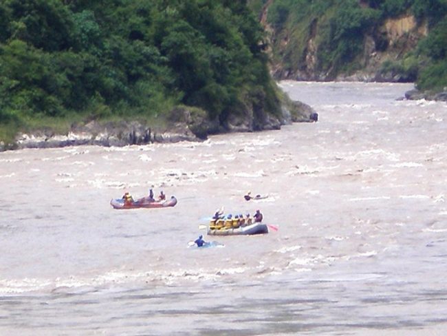 पेट्रोल बाेकेकाे ट्याङ्कर त्रिशुलीमा खस्दा आगलागी