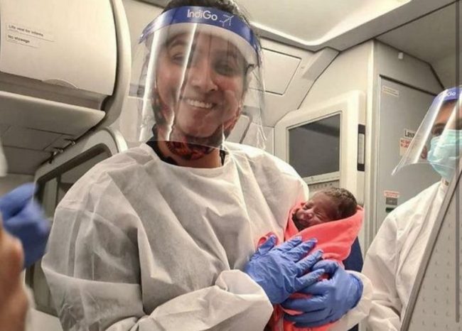 उडिरहेको विमानमा महिलालाई अकस्मात् बेथा लागेपछि…