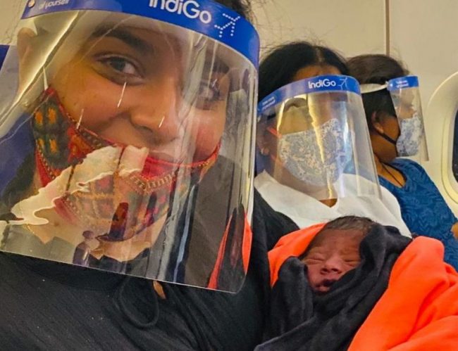 उडिरहेको विमानमा महिलालाई अकस्मात् बेथा लागेपछि कसरी गराइयो सुत्केरी