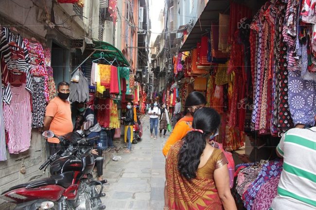 चाडबाडको रौनकमाथि त्रास हावी, महामारीको प्रकोप बढ्दै जाँदा बजार सुनसान