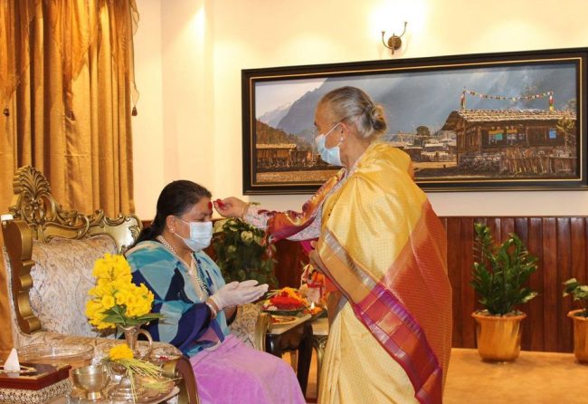 राष्ट्रपति भण्डारीद्वारा आमा मिथिला पाण्डेका हातबाट टीका ग्रहण