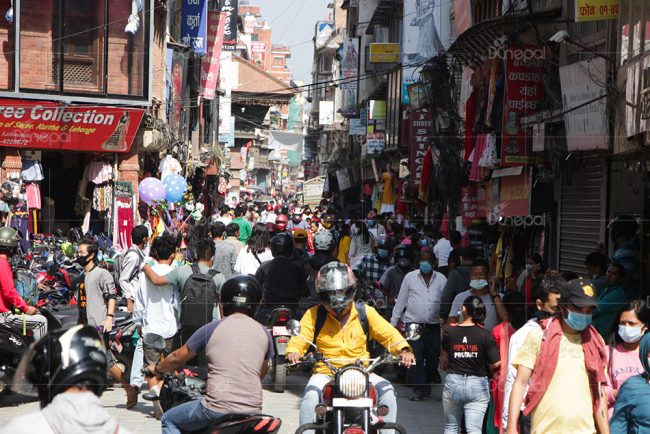 जोखिम उठाउँदै दशैंको सपिङ, फुटपाथमा भीडभाड, पसलभित्र छैनन् ग्राहक (फोटोफिचर)