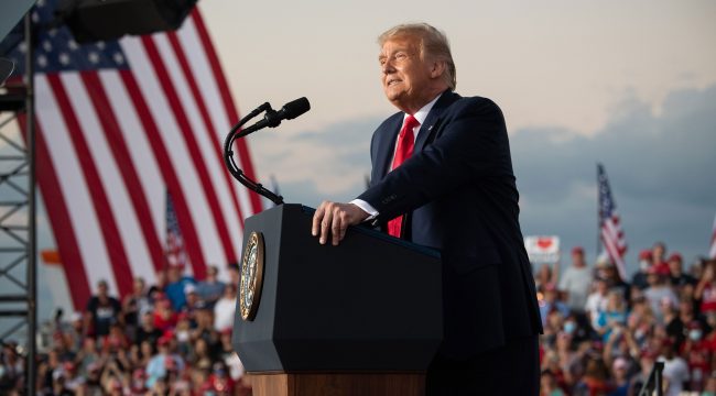 भाषण गर्न मञ्चमा चढेका ट्रम्प नाच्न थाले, सुरक्षा मापदण्डको धज्जी उडाइयो