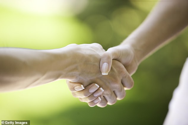 महिलासँग हात मिलाउन नमान्दा हातमा आइसकेको युरोपको नागरिकता खुस्कियो !