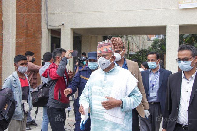 अनसनरत डाक्टर गोविन्द केसीलाई पूर्वराष्ट्रपति यादवले भेटे (फोटो फिचर)