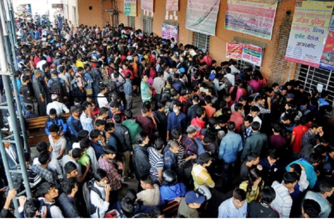 सरकार भन्छ–जहाँ छौं, त्यहीँ दशैं मनाऔं,  तर, दशैंमा गाउँ जाने धेरै