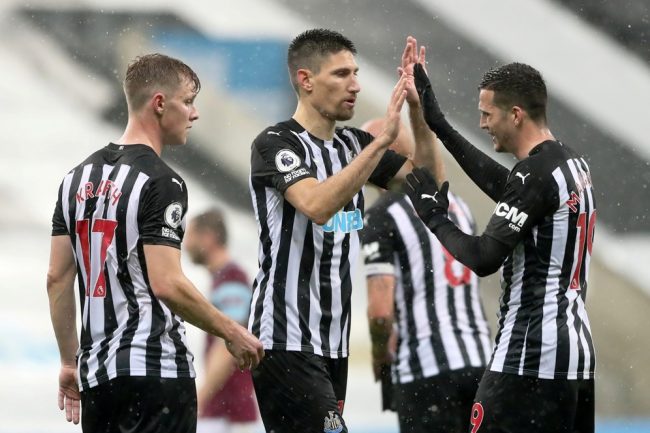 न्यु कास्टेल द्वारा बर्नली ३–१ ले पराजित