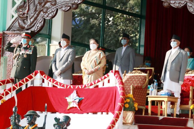 सैनिक मञ्चमा फूलपाती बढाइँ