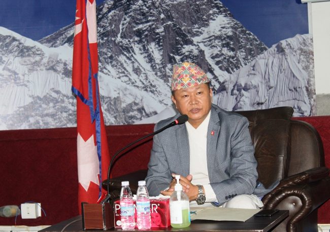 मुख्यमन्त्री राईसँग मन्त्रीहरुले गरे कार्य सम्पादन सम्झौता