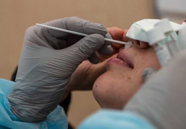 नाकबाट स्वाब लिने क्रममा मस्तिस्कको झिल्ली फुट्यो, नाकबाट फ्लुड बग्न थाल्यो