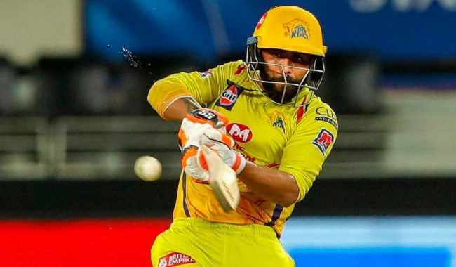 बलले स्टेडियम नाघेर सडकमा पुग्यो, सडकमा हिँडिरहेका व्यक्ति बल टिपेर भागे