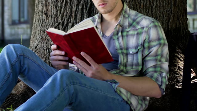 रुखमुनि बसेर उपन्यास पढ्दै आइडिया सिक्दै १०० भन्दा धेरै युवती फसाउने युवक पक्राउ