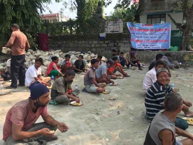 बेवारिसेलाई निःशुल्क खाना…..