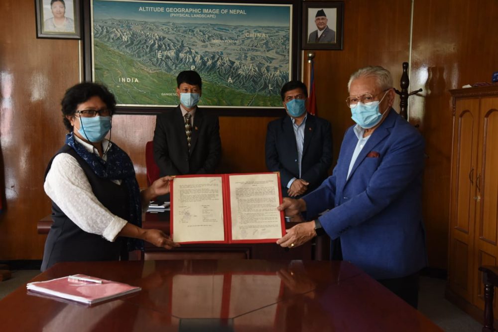 हरिप्रसाद शर्माका चित्रहरुको उपहार पुस्तकका लागि सम्झौता