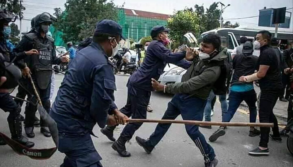 प्रदर्शनकारीमाथि कुटपिट गर्ने प्रहरीलाई विभागीय कारबाही गर्न सिफारिस